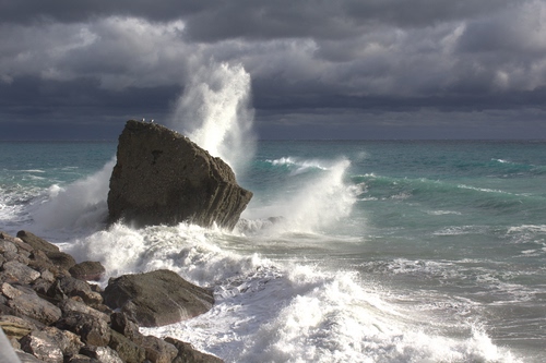 Immagine con mare, onde, nuvole, scogli, acqua, scoglio, schiuma, onda