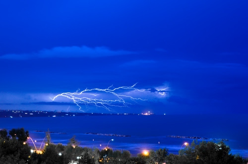 Immagine con cielo, fulmine, mare, luci, temporale, blu, fulmini, alberi, notturno, nuvole, lampo