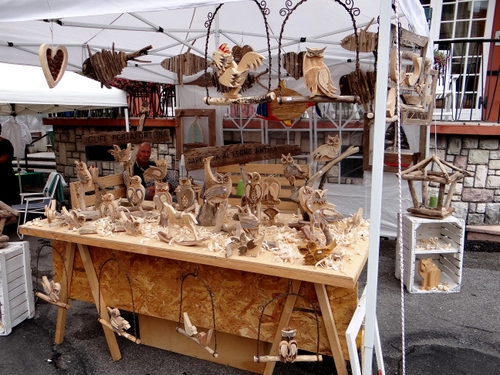 Immagine con legno, artigianato, bancarella, animali, mercato, tavolo