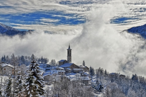 Immagine con neve, campanile, inverno, nuvole, paese, alberi, panorama, bianco, montagna