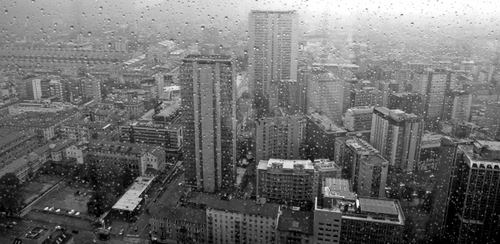 Immagine con grattacieli, panorama, pioggia, città, gocce, palazzi, bianconero, acqua, finestra