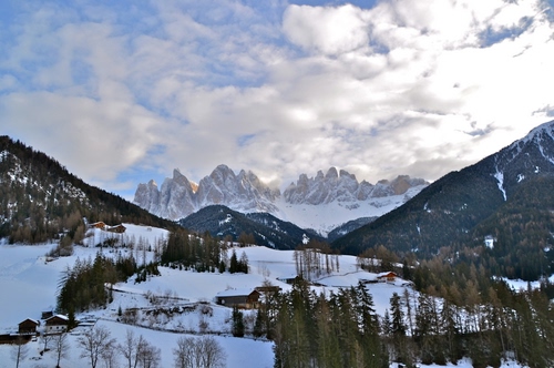 Immagine con neve, montagne, nuvole, alberi, montagna, panorama, inverno, case