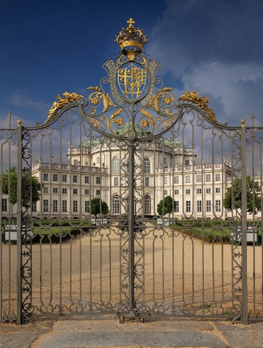 Immagine con cancello, stemma, oro, corona, villa, parco, palazzo, reggia, cancelli, ferro