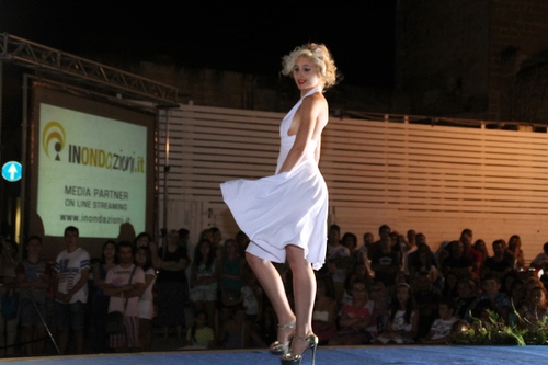 Immagine con bianco, sfilata, donna, vestito, modella, bionda, tacchi, sensuale, abito, scarpe, moda