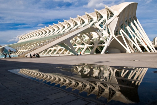 Immagine con riflesso, acqua, architettura, bianco, nuvole, geometrie, cielo, moderna, museo, prospettiva