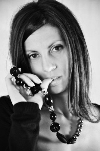 Immagine con collana, donna, capelli, occhi, ritratto, bianconero, viso, mano