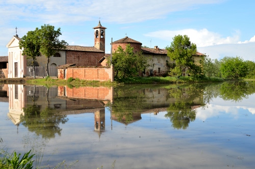 Immagine con chiesa, alberi, riflessi, riflesso, acqua, campanile, lago, cielo, piante