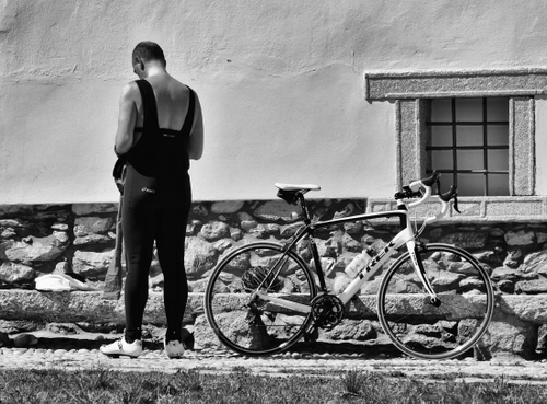 Immagine con finestra, bicicletta, muro, uomo, bianconero, ciclista, grata