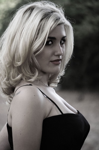 Immagine con sguardo, bionda, capelli, seno, donna, occhi, viso, ritratto, nero, vestito, spalline, scollatura, sensuale, bianconero, naso, modella