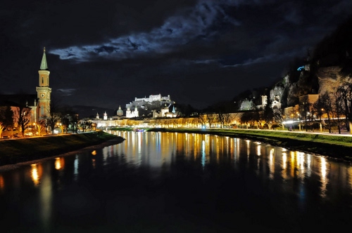 Immagine con fiume, notte, campanile, riflessi, notturno, acqua, luci, nuvole, panorama, città, riflesso, buio