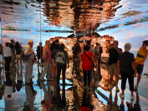 Immagine con persone, riflessi, riflesso, expo, gente, fotografi, donne, specchio, uomini, rosso, padiglione