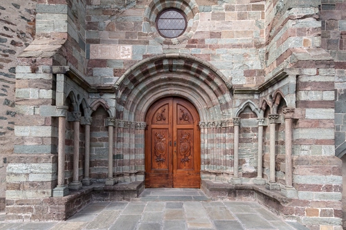 Immagine con colonne, porta, pietre, portale, portone, chiesa, archi, arco, capitelli, marmo, rosone, finestra, gotico