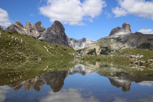 Immagine con lago, riflesso, montagne, montagna, nuvole, cielo, acqua, rocce, roccia, riflessi