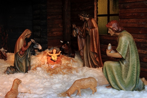 Immagine con presepe, pecore, madonna, giuseppe, natività, maria, bue, pastore, bambino, natale, statuine, asinello, bambinello, culla, statue, asino