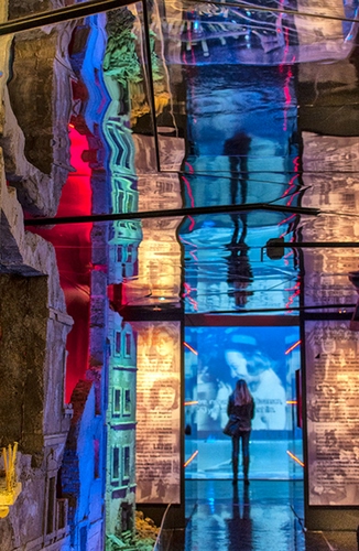 Immagine con donna, colori, riflessi, riflesso, blu, finestre, azzurro, rosso, multicolore, astratto