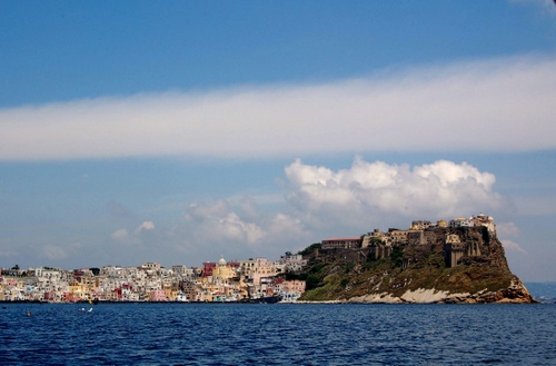Immagine con mare, nuvole, paese, panorama, cielo, case, acqua, blu