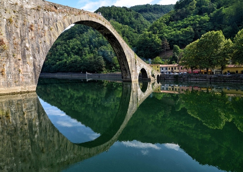 Immagine con ponte, riflesso, fiume, acqua, alberi, cerchio, arco, diavolo, riflessi