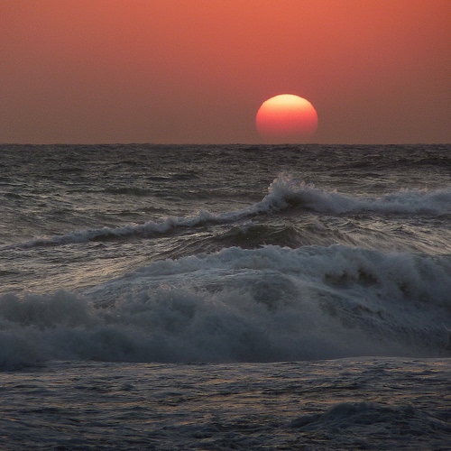 Immagine con mare, sole, tramonto, onde, rosso, alba, onda, cielo
