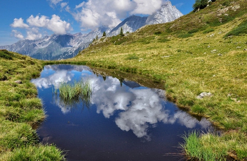 Immagine con nuvole, riflesso, verde, lago, montagna, montagne, acqua, cielo, fiume