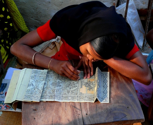 Immagine con donna, disegno, mani, nero, matita, legno, disegnare, velo, capelli, ragazza, tavolino, artigiano