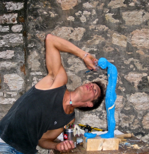 Immagine con statua, blu, scultura, azzurro, artista, scultore, muro, artigiano, uomo, mani