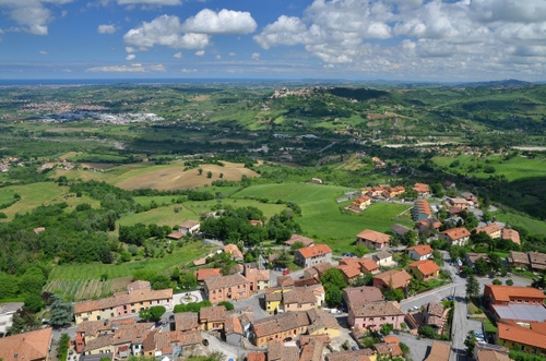 Immagine con nuvole, panorama, cielo, case, verde, alberi, tetti, paesaggio, borgo, campagna, paese
