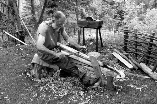 Immagine con artigiano, legno, bianconero, alberi, falegname, mola, mani, uomo, attrezzi