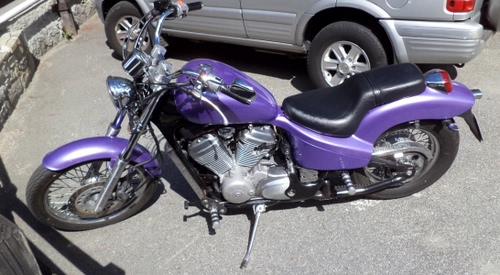 Immagine con viola, ruote, moto, cavalletto, manubrio, motocicletta, auto, strada, sella, parcheggio, fanale, macchina, motore, serbatoio