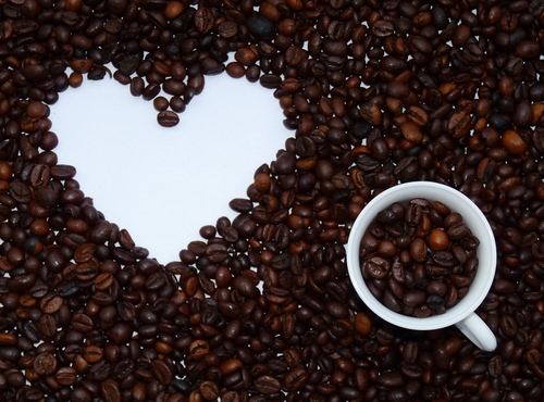 Immagine con cuore, caffè, chicchi, tazzina, marrone, tazza, bianco, grani
