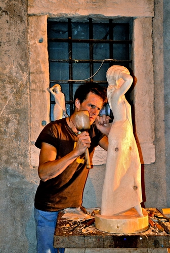 Immagine con legno, scultore, martello, statua, artigiano, finestra, scultura, uomo, scalpello, artista