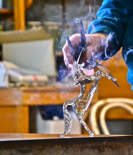 Immagine con cavallo, vetro, mano, artigiano, fumo, artigianato, pinza