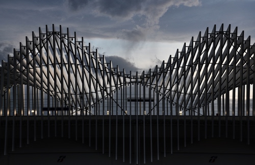 Immagine con nuvole, cielo, architettura, stazione, linee, travi, curve, nero, struttura, moderno, simmetria, controluce, ondulato, astratto