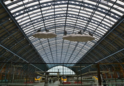 Immagine con stazione, treni, giallo, tettoia, arco, volta, galleria