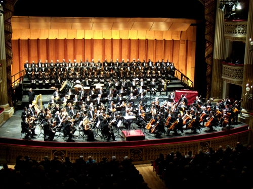 Immagine con orchestra, teatro, palco, concerto, coro, musica, musicisti, palcoscenico, strumenti