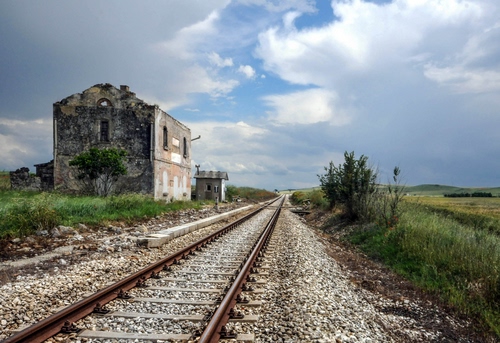 Immagine con stazione, nuvole, binari, ferrovia, rudere, binario, ruderi, rotaie, prospettiva