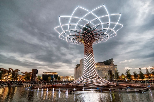 Immagine con acqua, expo, albero, luci, nuvole, milano, cielo, riflessi, fontana, vita, alberi, padiglioni