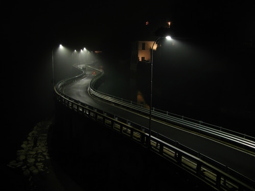 Immagine con strada, lampioni, notte, curve, luci, notturno, casa, guardrail, curva, lampione, finestre