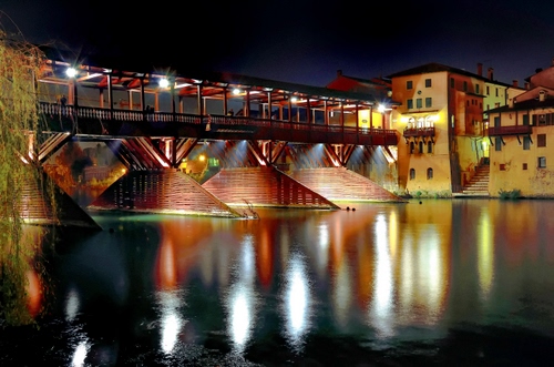 Immagine con ponte, fiume, luci, case, riflessi, legno, notte, acqua, finestre, bassano, riflesso, scalini, piloni, notturno