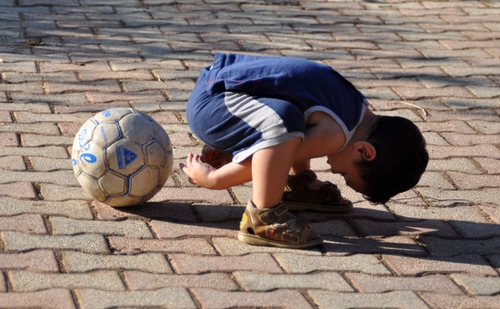 Immagine con bambino, pallone, gioco, ombra, palla, bianco, pavimento, scarpe, blu, ombre, inchinato, strada, azzurro, sfera