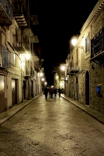 Immagine con persone, strada, notturno, lampioni, luci, notte, balconi, via, passanti