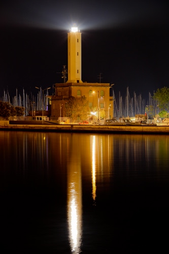 Immagine con faro, riflesso, mare, notte, riflessi, luce, notturno, acqua, luci, porto