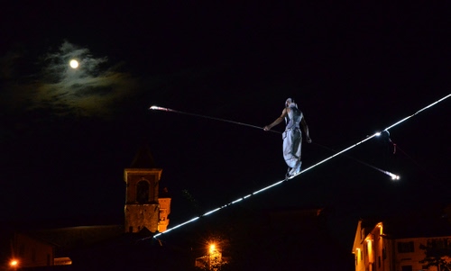 Immagine con equilibrista, luna, notte, fune, asta, filo, luci, corda, notturno