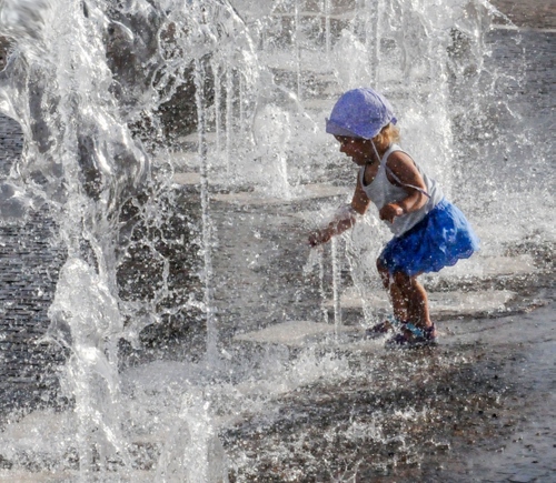 Immagine con acqua, bambina, fontana, cappello, spruzzi, getti, blu, cappellino, gioco