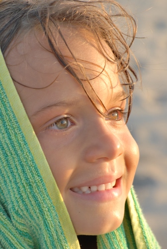 Immagine con sorriso, occhi, bambino, capelli, viso, denti, bambina, verde, bocca, asciugamano, sguardo, naso, velo, accappatoio