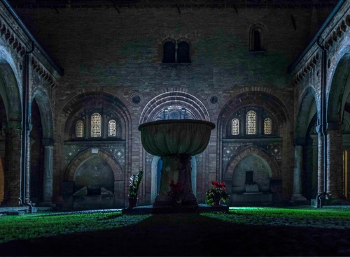 Immagine con finestre, fontana, archi, prato, notturno, colonne, chiostro, verde, notte, interno