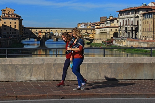Immagine con ponte, fiume, passanti, donne, ragazze, due, firenze, acqua, arno