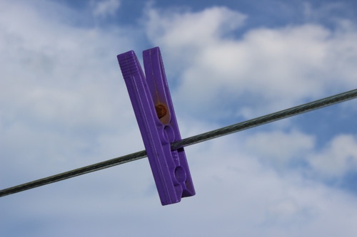Immagine con molletta, viola, cielo, filo, nuvole, cavo, corda