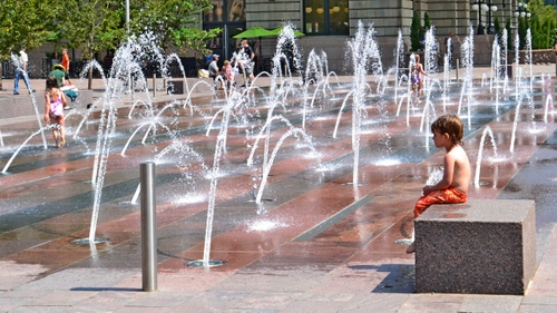 Immagine con acqua, fontana, zampilli, bambino, spruzzi, cubo, bambini, fontane, piazza