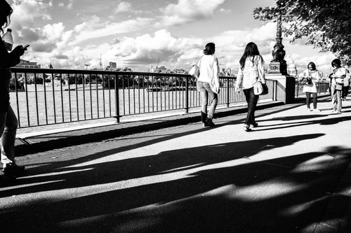 Immagine con bianconero, ringhiera, persone, passanti, ombre, nuvole, fiume, strada, passeggiata, donne