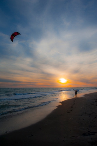 Immagine con mare, aquilone, tramonto, spiaggia, onde, nuvole, cielo, sole, sabbia